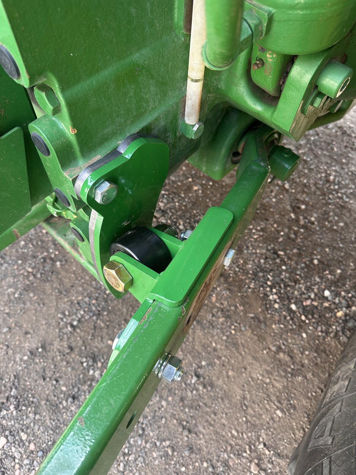 RollerGlide Six glide plate and bearing engagement on John Deere 6R hitch